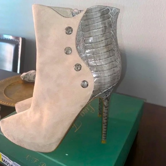 Donald J. Pliner, Stunning Lisa Chaneli Women Suede Ankle Boots,Size 8.5 - Picture 3 of 9